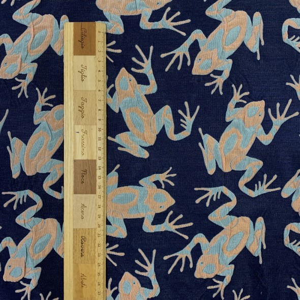 Жаккард с серо-оранжевыми лягушками на темно-синем фоне