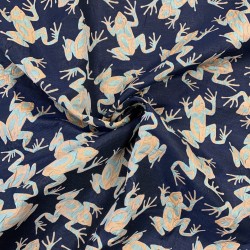 Жаккард с серо-оранжевыми лягушками на темно-синем фоне