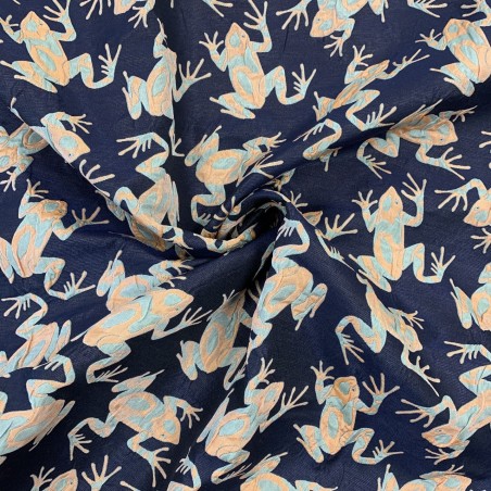 Жаккард с серо-оранжевыми лягушками на темно-синем фоне