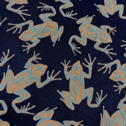 Жаккард с серо-оранжевыми лягушками на темно-синем фоне