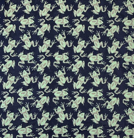 Жаккард с серо-зелеными лягушками на темно-синем фоне