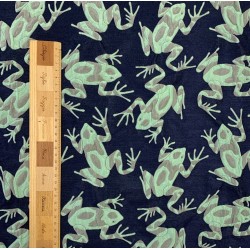 Жаккард с серо-зелеными лягушками на темно-синем фоне