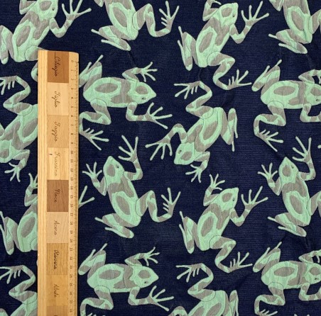 Жаккард с серо-зелеными лягушками на темно-синем фоне