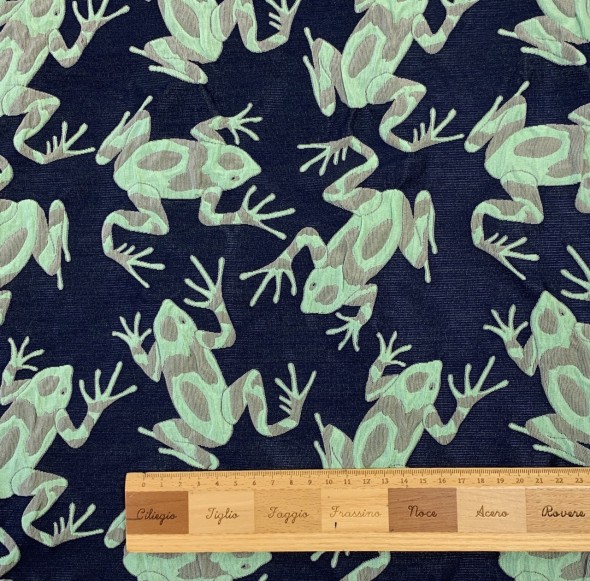 Жаккард с серо-зелеными лягушками на темно-синем фоне