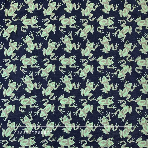 Жаккард с серо-зелеными лягушками на темно-синем фоне