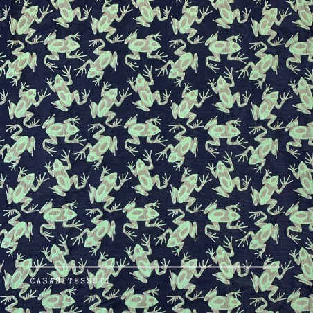 Жаккард с серо-зелеными лягушками на темно-синем фоне