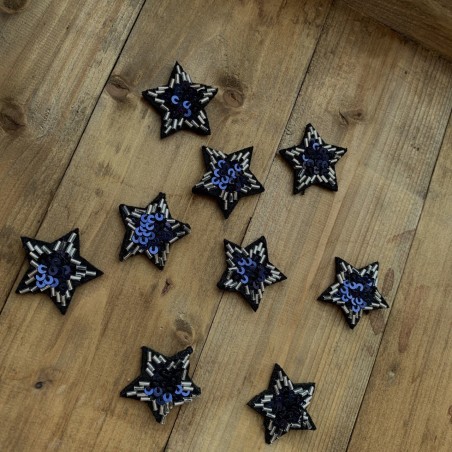 Пришивной элемент звезда с бисером и пайетками на основе из чёрного фетра