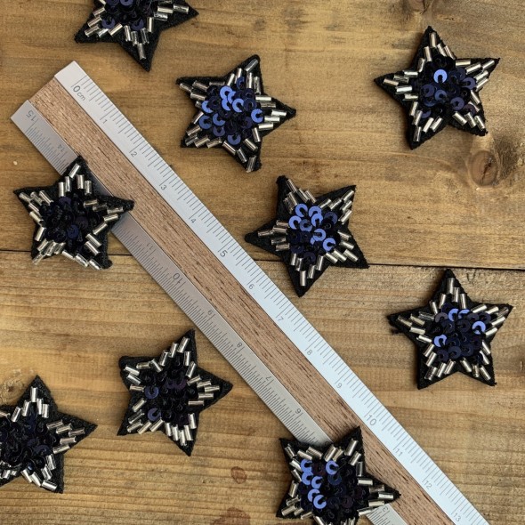 Пришивной элемент звезда с бисером и пайетками на основе из чёрного фетра