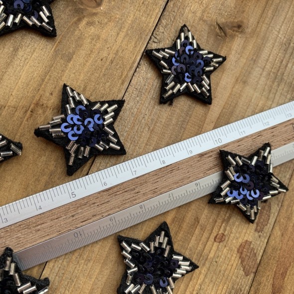 Пришивной элемент звезда с бисером и пайетками на основе из чёрного фетра