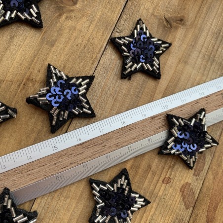 Пришивной элемент звезда с бисером и пайетками на основе из чёрного фетра