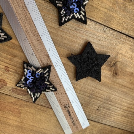 Пришивной элемент звезда с бисером и пайетками на основе из чёрного фетра