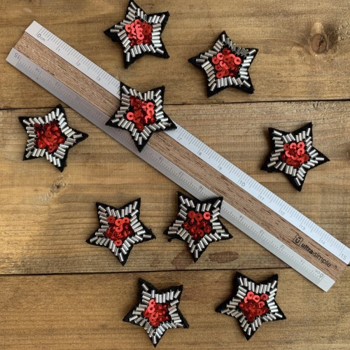 Пришивной элемент звезда с бисером и пайетками на основе из чёрного фетра 2