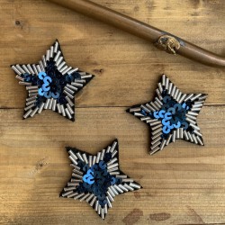 Пришивной элемент звезда с бисером и пайетками на основе из чёрного фетра