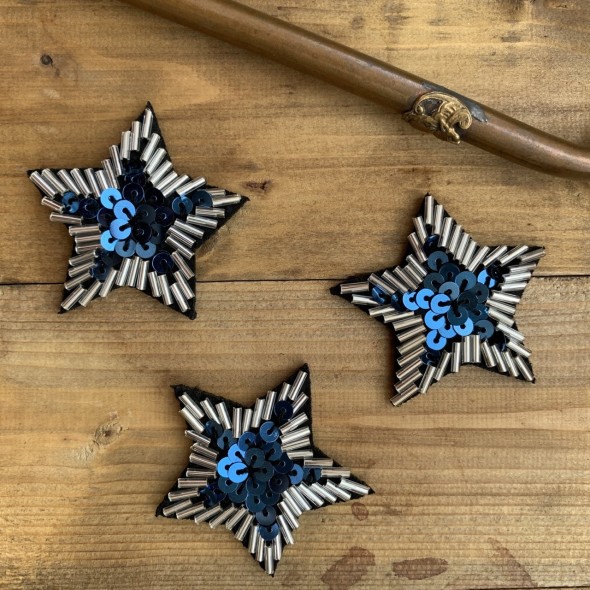 Пришивной элемент звезда с бисером и пайетками на основе из чёрного фетра