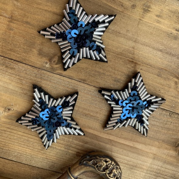 Пришивной элемент звезда с бисером и пайетками на основе из чёрного фетра