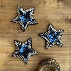 Пришивной элемент звезда с бисером и пайетками на основе из чёрного фетра