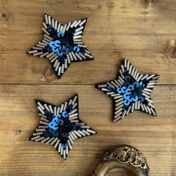 Пришивной элемент звезда с бисером и пайетками на основе из чёрного фетра