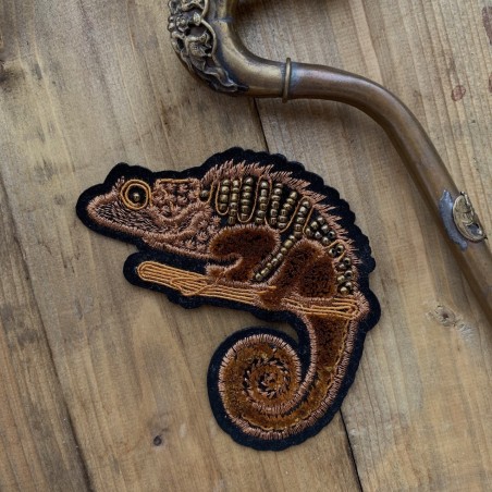 Нашивка игуана с бисером на основе из бархата