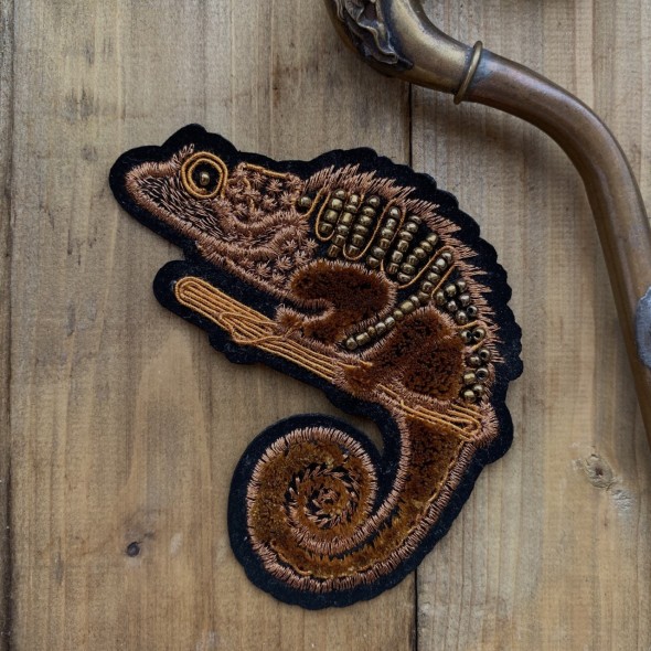 Нашивка игуана с бисером на основе из бархата