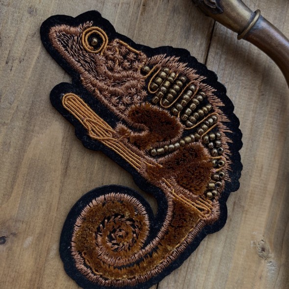 Нашивка игуана с бисером на основе из бархата