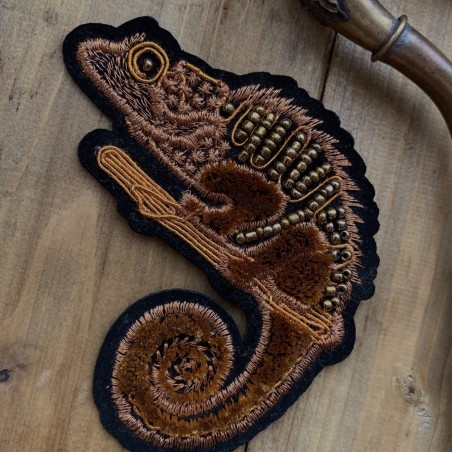 Нашивка игуана с бисером на основе из бархата