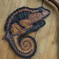 Нашивка игуана с бисером на основе из бархата