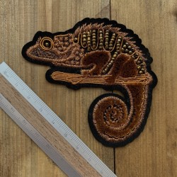 Нашивка игуана с бисером на основе из бархата