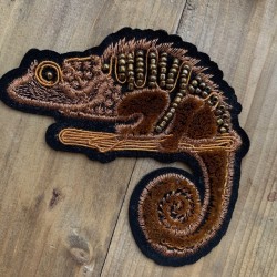 Нашивка игуана с бисером на основе из бархата