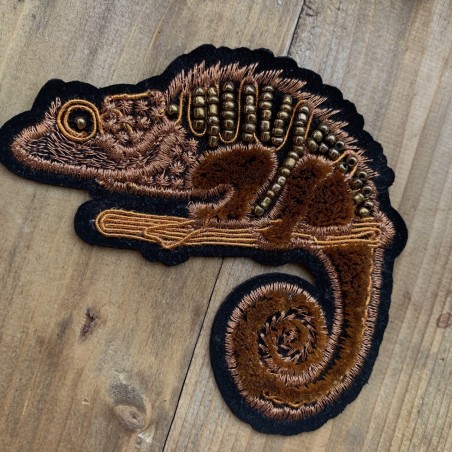 Нашивка игуана с бисером на основе из бархата