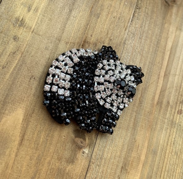 Нашивка панда из страз на основе из чёрного фетра