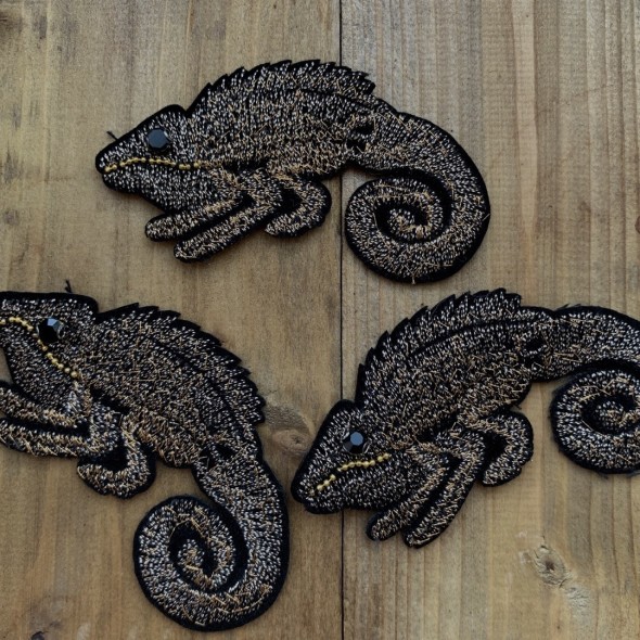 Нашивка игуана,вышивка золотистыми нитями на основе из тонкого чёрного фетра
