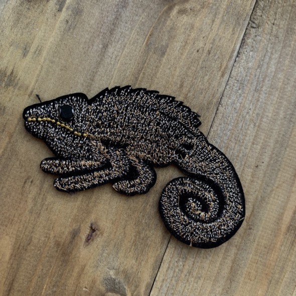 Нашивка игуана,вышивка золотистыми нитями на основе из тонкого чёрного фетра