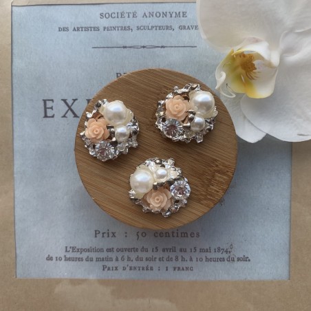 Пришивной элемент декора на металлической основе