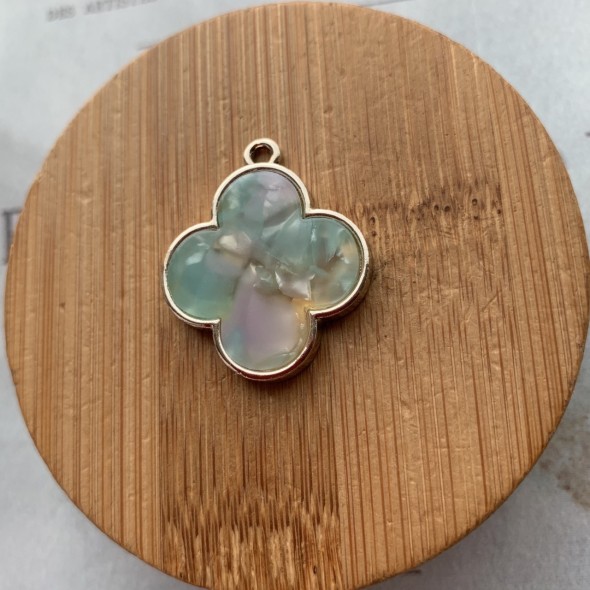 Подвеска четырехлистник  из металла и пластика