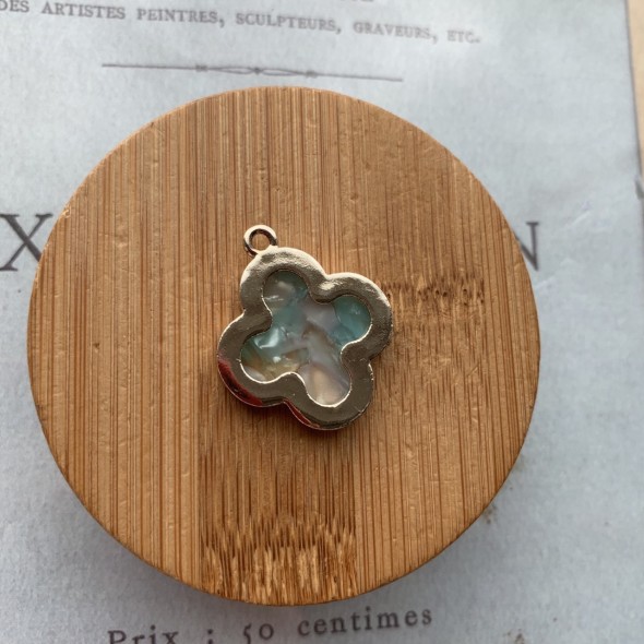 Подвеска четырехлистник  из металла и пластика