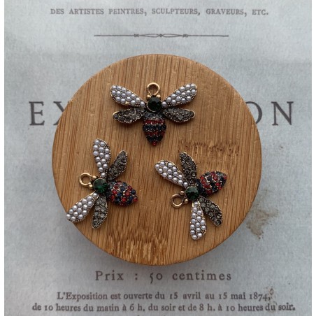 Подвеска металлическая стрекоза с цветными камнями и жемчугом