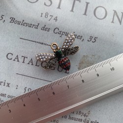 Подвеска металлическая стрекоза с цветными камнями и жемчугом