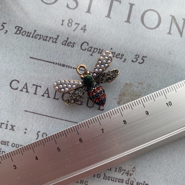 Подвеска металлическая стрекоза с цветными камнями и жемчугом