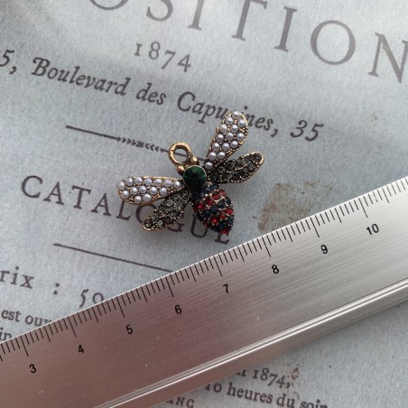Подвеска металлическая стрекоза с цветными камнями и жемчугом