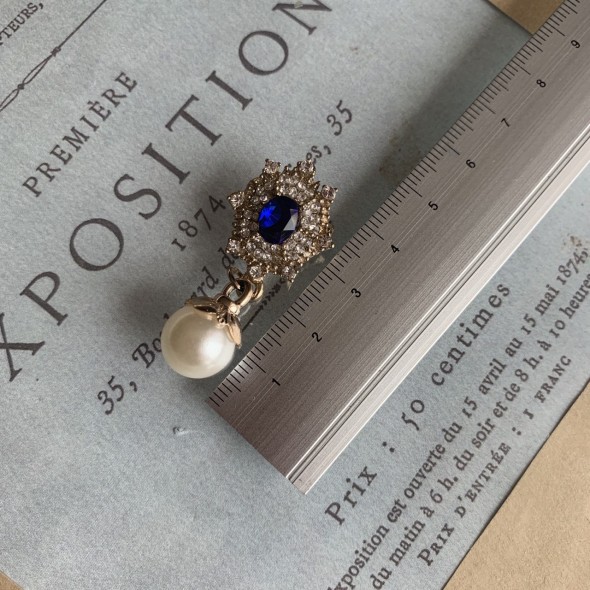 Брошь со стразами и жемчугом