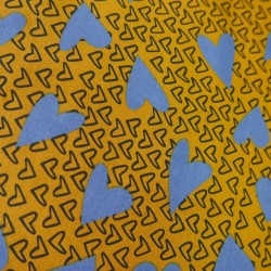 Ткань хлопок хаки с принтом сердечки на горчичном фоне 