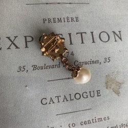 Брошь со стразами и жемчугом