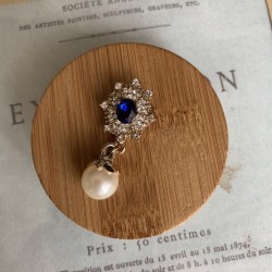 Брошь со стразами и жемчугом