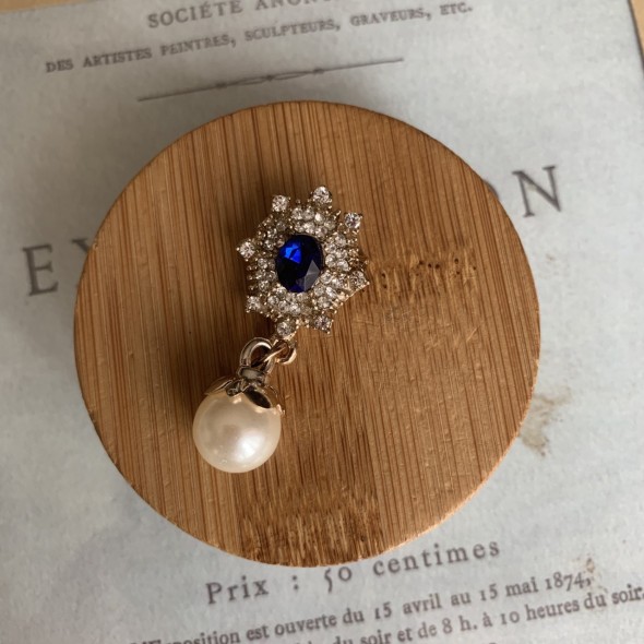 Брошь со стразами и жемчугом