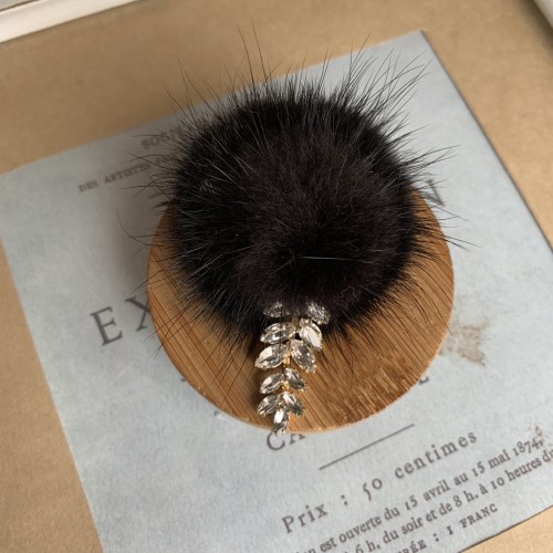 Меховая брошь со стразами