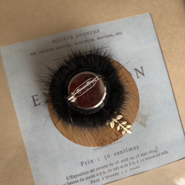 Меховая брошь со стразами