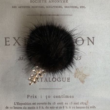 Меховая брошь со стразами