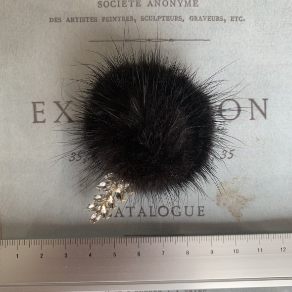 Меховая брошь со стразами