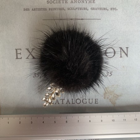 Меховая брошь со стразами