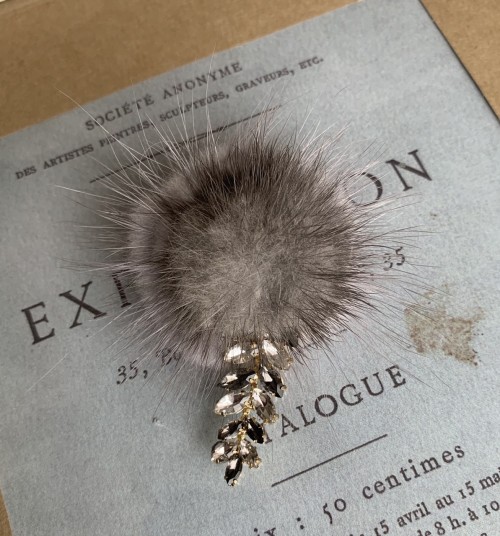 Меховая брошь со стразами